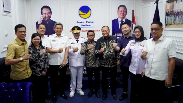 Penjabat Gubernur Sulawesi Selatan, Bahtiar Baharuddin berfoto bersama anggota Fraksi NasDem DPRD Sulsel saat melakukan silaturahmi di Kantor DPRD Sulsel, Rabu (6/9/2023). (Foto: Istimewa)