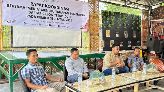 KPU Kabupaten Soppeng menggelar rapat koordinasi jelang penetapan DCT bersama asosiasi media massa di Warkop Ujung Teras, Soppeng, Rabu (6/9/2023). (Foto: Istimewa)