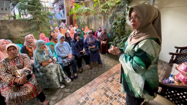 Ketua DPD II Golkar Bantaeng, Liestiaty Fachruddin Nurdin Abdullah menyosialisasikan bahaya kanker ke masyarakat Kelurahan Bontoala Parang, Kecamatan Bontoala, Makassar, Senin (11/9/2023). (Foto: Istimewa)