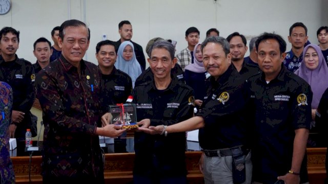 Penyerahan plakat dalam kunjungan Sekretariat DPRD Sulawesi Selatan bersama awak media ke DPRD Provinsi Bali, Jumat (15/9/2023). (Foto: Istimewa)