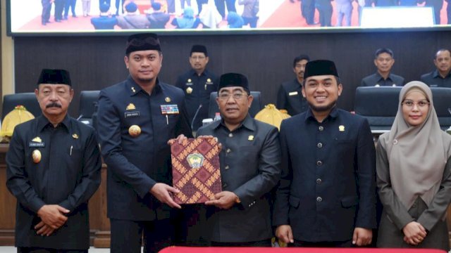 Bupati Gowa Adnan Purichta Ichsan didampingi Wakilnya Abd Rauf Malaganni saat berfoto bersama jajaran DPRD Kabupaten Gowa di sela-sela Rapat Paripurna Penetapan Nota Keuangan dan Ranperda Perubahan APBD Pemkab Gowa Tahun Anggaran 2023, di Ruang Rapat Paripurna Kantor DPRD Kabupaten Gowa, Kamis, (21/09/2023). (Dok. Humas Gowa)