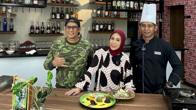 Chef Rudok selaku Sous Chef The Light Mercure Makassar Nexa Pettarani (kanan) bersama Host Amank dan selebgram Makassar A. Dian Fiqhy Pratiwi usai menggelar Live Cooking di The Light Makassar, kemarin. (Dok. The Light Makassar)