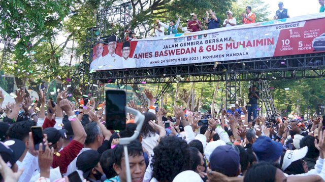 Masyarakat Sulawesi Selatan tumpah ruah memeriahkan acara jalan gembira bersama Anies Baswedan-Gus Muhaimin yang dipusatkan di Monumen Mandala, Makassar, Minggu (24/9/2023). (Foto: Istimewa)