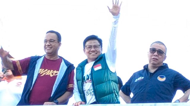 Pasangan Anies Baswedan-Muhaimin Iskandar menyapa masyarakat Sulsel dalam acara jalan gembira yang dipusatkan di Monumen Mandala, Makassar, Minggu (24/9/2023). (Foto: Istimewa)
