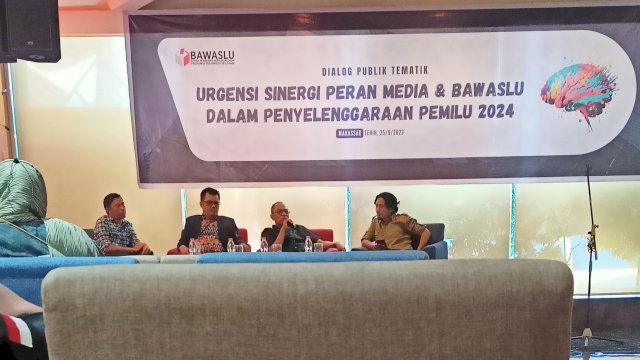 Bawaslu Sulawesi Selatan menggelar dialog publik membahas terkait sinergitas dengan media jelang Pemilu 2024 di Hotel D'Maleo, Jalan Pelita Raya, Makassar, Senin (25/9/2023). (Foto: Istimewa)