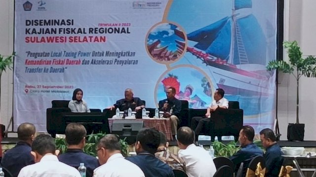 Kepala Kanwil DJP Sulselbartra Arridel Mindra (kedua kanan) saat memberikan keterangan terkait kondisi penerimaan pajak pada Rilis Kinerja APBN Regional Sulawesi Selatan Periode Hingga 31 Agustus 2023, di Hotel Claro Makassar, Rabu, (27/09/2023). (Dok. Chaerani/Republiknews.co.id)