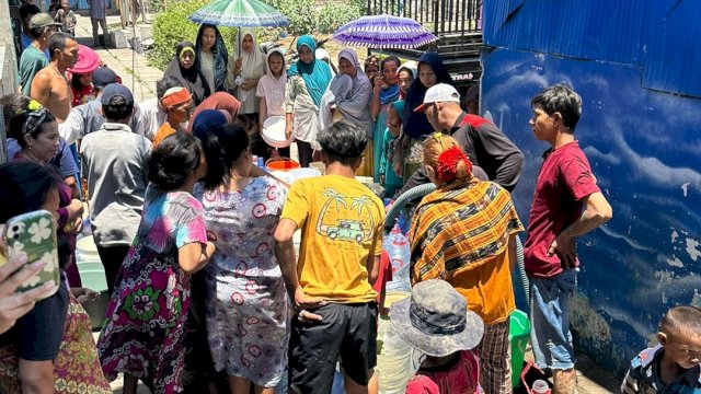 Masyarakat Kota Makassar sedang mengantri untuk mendapatkan bantuan air bersih gratis yang disalurkan oleh Bacaleg DPR RI dari Partai Gerindra, Anhar Rahman. (Foto: Istimewa)