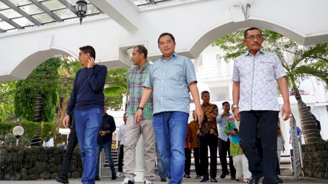 Kakanwil Kemenkumham Sulsel Liberti Sitinjak (kanan) saat mendampingi Wamenkumham RI Eddy O.S. Hiariej (kedua kiri) saat melakukan silahturahmi ke Pj Gubernur Sulsel Bahtiar Baharuddin (tengah) di Rujab Gubernur Sulsel, Kamis, (28/09). (Dok. Humas Kanwil Kemenkumham Sulsel)