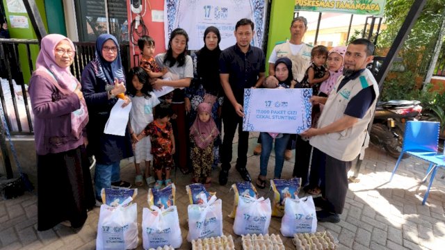 YBM PLN UIP Sulawesi berbagi ratusan paket gizi untuk anak-anak di Kelurahan Tamangapa dalam rangka menekan angka stunting di Kota Makassar. Pembagian paket tersebut berlangsung di Puskemas Tamangapa Makassar. (Dok. Humas UIP PLN Sulawesi)