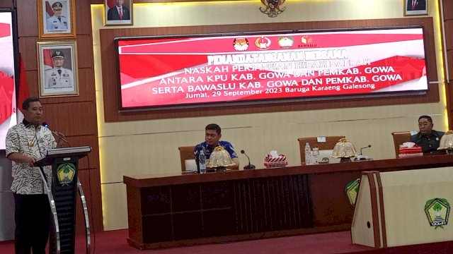 Pj Gubernur Sulawesi Selatan Bahtiar Baharuddin saat memberikan arahan di sela-sela Penandatanganan Bersama NPHD antara KPU Kabupaten Gowa dan Pemkab Gowa, serta Bawaslu Gowa dan Pemkab Gowa, di Baruga Karaeng Galesong, Kantor Bupati Gowa, Jumat, (29/09/2023). (Dok. Chaerani/Republiknews.co.id)