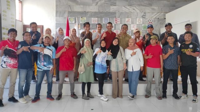 Pengurus MGMP PJOK tingkat SMP se Kabupaten Sinjai berfoto bersama usai musyawarah pergantian pengurus di Kantor KONI Kabupaten Sinjai, Jalan KH Abdul Latief, Sinjai Utara, Jumat (29/9/2023). (Foto: Istimewa)