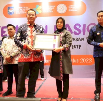 Pertemuan Nasional Adinkes, Fatmawati Rusdi Terima Penghargaan atas Dukungan Penanggulangan ATM