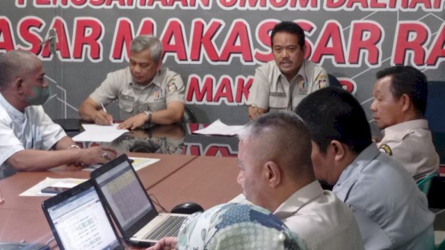 Suasana rapat monitoring dan evaluasi kinerja pengelolaan pasar yang digelar Perumda Pasar Makassar, Rabu (2/8/2023). (Foto: Istimewa)