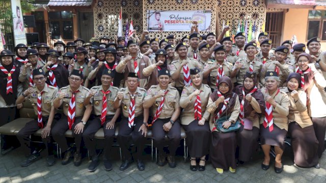 Wakil Wali Kota Makassar, Fatmawati Rusdi selaku Ketua Kwarcab Makassar melepas peserta Raimuna Nasional (Rainas) di Kantor Kwarcab Gerakan Pramuka Makassar, Kamis (3/8/2023). (Foto: Istimewa)