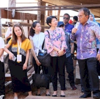 Danny Pomanto Bangga Perlihatkan Pembuatan Kapal Pinisi ke Peserta Senior Management Programme Singapore