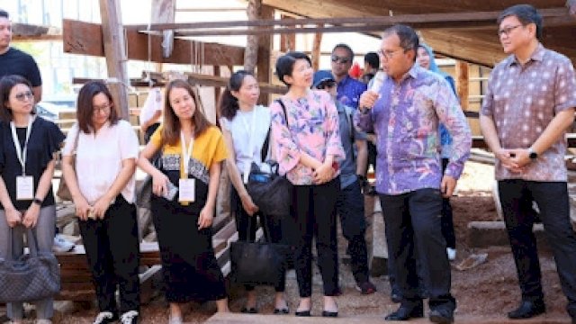 Wali Kota Makassar, Moh Ramdhan Pomanto mengajak peserta Senior Management Programme Singapore ke lokasi pembuatan Kapal Pinisi dan Rumah Adat Tongkonan Toraja di Kawasan CPI, Makassar, Kamis (3/8/2023). (Foto: Istimewa)