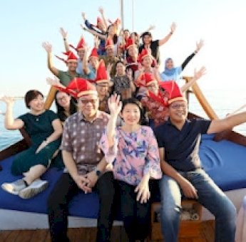 Danny Pomanto Bangun Keakraban dengan Pejabat Singapura di Atas Kapal Pinisi