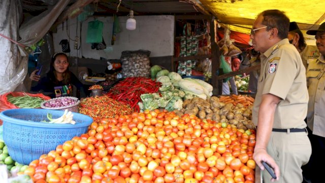 Wali Kota Makassar, Moh Ramdhan Pomanto saat memantau harga bahan pokok di Pasar Terong belum lama ini. (Foto: Istimewa)