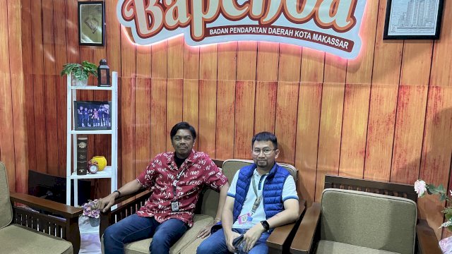 Kepala Bapenda Kota Makassar, Firman Hamid Pagarra (kiri) berada di booth milik Bapenda Makassar di acara F8. (Foto: Istimewa)