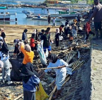 Pemkot Parepare Kolaborasi Komunitas Pencinta Lingkungan Bersihkan Pantai Cempae &nbsp;