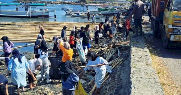 Pemkot Parepare Kolaborasi Komunitas Pencinta Lingkungan Bersihkan Pantai Cempae  