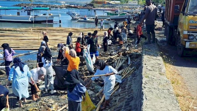 Pemkot Parepare Kolaborasi Komunitas Pencinta Lingkungan Bersihkan Pantai Cempae  