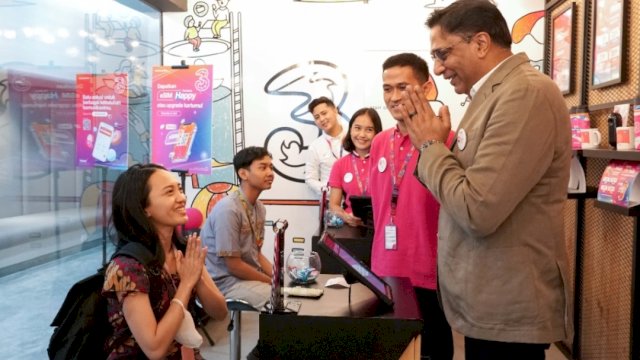 President Director and CEO Indosat Ooredoo Hutchison Vikram Sinha saat turun langsung menyapa dan melayani pelanggan di Gerai IM3, 3Store pada perayaan Harpelnas 2023. (Dok. Indosat Ooredoo Hutchison)