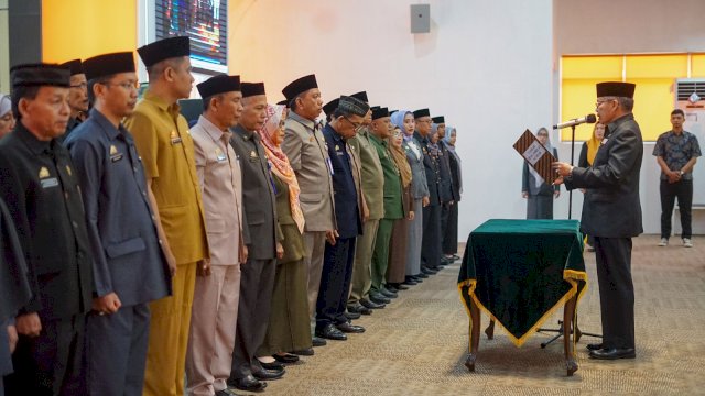 Wali Kota Parepare, Taufan Pawe saat melantik sejumlah kepala sekolah.