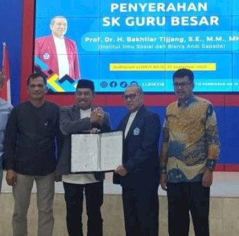 Rektor IAS Parepare Prof Bakhtiar Tijjang Terima SK Guru Besar dari LLDIKTI
