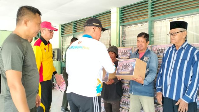 Ket : Wawali Parepare, Pangerang Rahim bersama Dandim 1405 Parepare saat menyerahkan bantuan ke warga