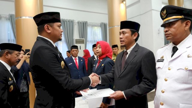 Indra Said saat diberikan SK pengangkatan oleh Bupati Gowa Adnan Purichta Ichsan sebagai Sekretaris Bappeda Kabupaten Gowa yang sebelumnya menjabat Kepala Bidang Perencanaan Bappeda Kabupaten Gowa pada Pelantikan dan Pengambilan Sumpah/Janji Jabatan Pejabat Administrator, Pengawas dan Pejabat Fungsional Tertentu Lingkup Pemerintah Kabupaten Gowa, di Baruga Karaeng Galesong, Kantor Bupati Gowa, kemarin. (Dok. Humas Gowa)