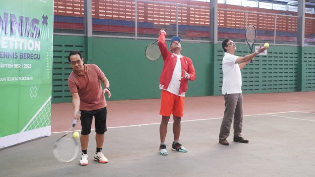 Wamenkumham RI Prof. Eddy O.S Hiariej (tengah) bersama Rektor Unhas selaku Ketua Pengurus Daerah PELTI Sulsel Prof. Jamaluddin Jompa (kiri), dan Komisaris Utama PT. Semen Tonasa Husain Abdullah saat melakukan pemukulan bola menandai pembukaan Tennis Competition HUT PT. Semen Tonasa yang ke-55 Tahun, di Lapangan Tenis Indoor Telkom Makassar turut, Kamis, (28/09/2023). (Dok. Humas Kanwil Kemenkumham Sulsel)