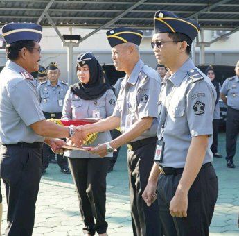 Liberti Sitinjak Beri Penghargaan Tiga Pegawai Teladan di Kanwil Kemenkumham Sulsel