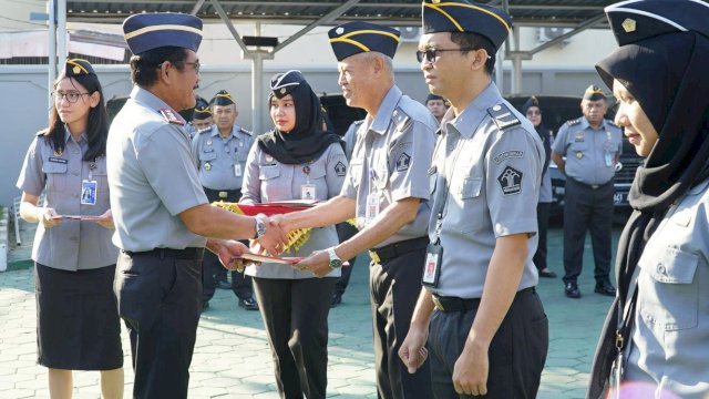 Kakanwil Kemenkumham Sulsel Liebrti Sitinjak saat menyerahkan penghargaan kepada pegawai, di Halaman Kanwil Kemenkumham Sulsel, Selasa, (26/09/2023). (Dok. Humas Kanwil Kemenkumham Sulsel)