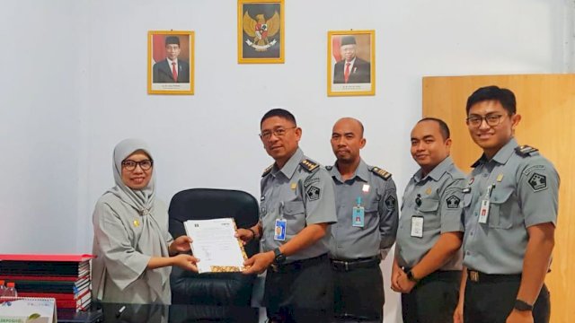 Tim Kanwil Kemenkumham Sulsel saat melakukan audit Prinsip Mengenali Pengguna Jasa (PMPJ) bagi notaris di Kabupaten Kepulauan Selayar, kemarin. (Dok. Humas Kanwil Kemenkumham Sulsel)
