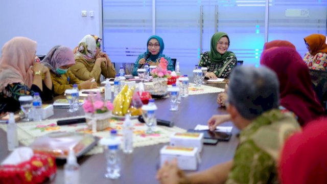 Ketua TP PKK Kabupaten Gowa Priska Paramita Adnan bersama rombongan saat melakukan studi tiru ke Kota Bekasi, kemarin. (Dok. Humas Gowa)