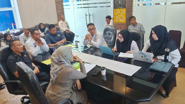 Suasana rapat harmonisasi Tim Kanwil Kemenkumham Sulsel terhadap delapan usulan ranperda Pemkot Parepare, kemarin. (Dok. Humas Kanwil Kemenkumham Sulsel)