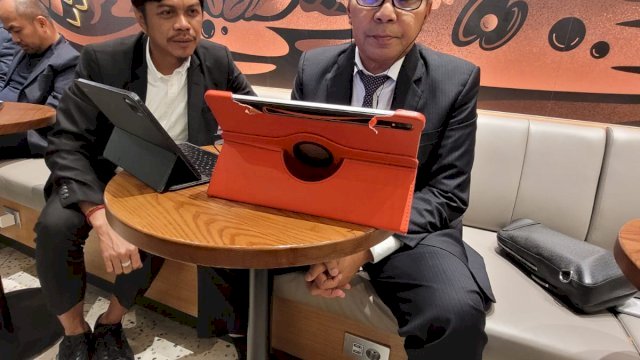 Wali Kota Makassar, Moh Ramdhan Pomanto (kanan) bersama Kepala Bapenda Makassar, Firman Pagarra saat sesi pemaparan, Selasa (26/9/2023). (Foto: Istimewa)