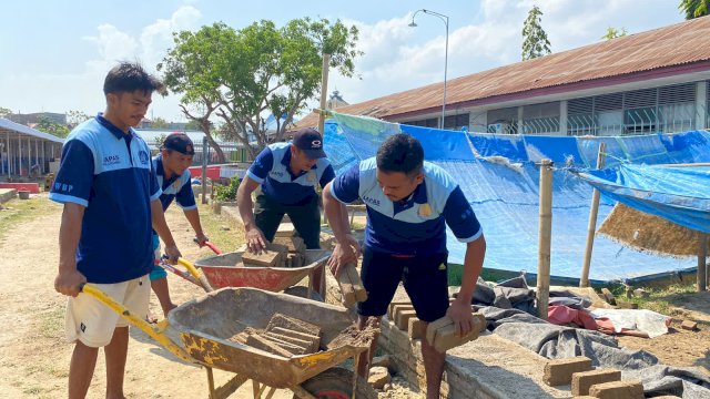 Produksi Batu Bata Merah merupakan salah satu program pembinaan bagi warga binaan di Lembaga Pemasyarakatan Kelas IIA Bulukumba. (Dok. Humas Kanwil Kemenkumham Sulsel)