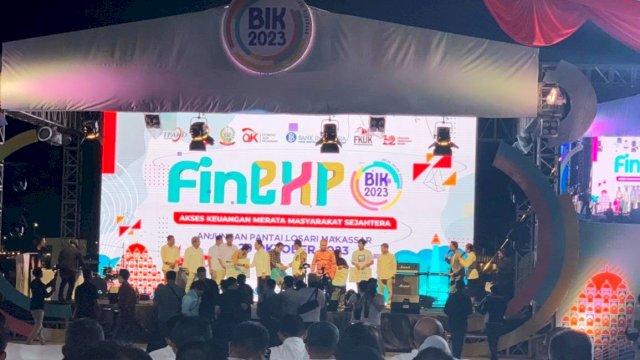 OJK Sulampua kembali menggelar BIK 2023 bertajuk "Akses Keuangan Merata, Masyarakat Sejahtera”, di Anjungan Pantai Losari, Sabtu, (28/10/2023) malam kemarin. (Dok. Chaerani/Republiknews.co.id)