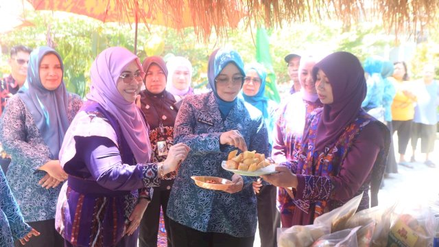 Ketua TP PKK Kabupaten Gowa, Priska Paramita Adnan (tengah) saat mengajak rombongan TP PKK Halmahera Selatan mengunjungi pameran UP2K, di Desa Jenelatallasa, Kecamatan Pallangga, kemarin. (Dok. Humas Gowa)