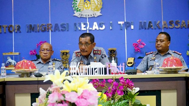 Kakanwil Kemenkumham Sulsel Liberti Sitinjak melakukan pemantauan pelaksanaan renovasi gedung kantor dan flat pegawai Kantor Imigrasi Kelas I TPI Makassar Tahun Anggaran 2023, di Aula Kanim Makassar, Senin, (16/10/2023). (Dok. Humas Kanwil Kemenkumham Sulsel)