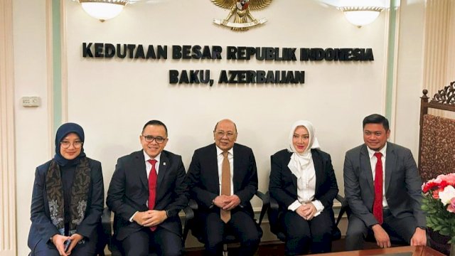 Bupati Gowa Adnan Purichta Ichsan (kanan) saat mendampingi MenPAN-RB Abdullah Azwar Anas saat melakukan kunjungan di Kedutaan Negara Republik Indonesia di Baku, Azerbaijan, Selasa, (10/10/2023). (Dok. Humas Gowa)