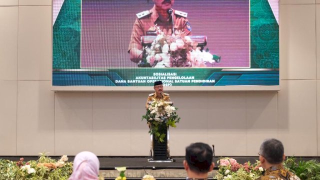 Wakil Bupati Gowa Abdul Rauf Malaganni saat menghadiri Sosialisasi Akuntabilitas Pengelolaan Dana Bantuan Operasional Satuan Pendidikan (BOSP) yang diselenggarakan Badan Pemeriksa Keuangan (BPK) Republik Indonesia, di Phinisi Ballroom, Claro Hotel Makassar, kemarin. (Dok. Humas Gowa)