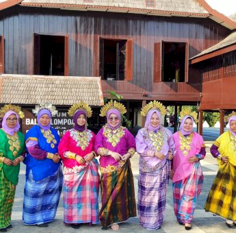 Pengurus PKK Halmahera Selatan Nikmati Pesona Musuem Balla Lompoa