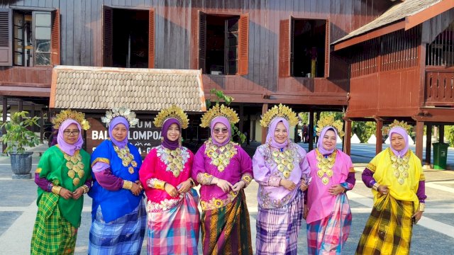 Sejumlah pengurus TP PKK Halmahera Selatan mengenakan baju bodo modern berfoto bersama di sela-sela kunjungannya di Musuem Balla Lompoa, Kabupaten Gowa, kemarin. (Dok. Humas Gowa)