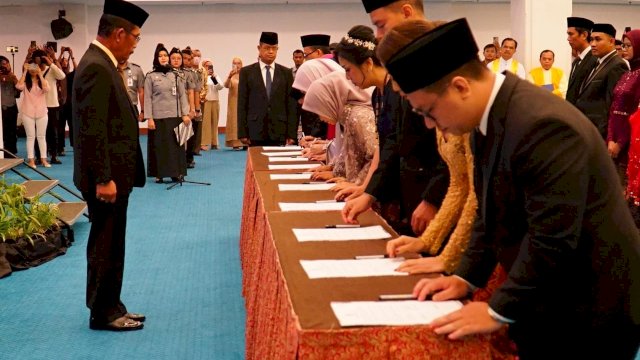 Kakanwil Kemenkumham Sulsel Liberti Sitinjak saat menyaksikan pelantikan dan pengambilan sumpah jabatan kepada puluhan notaris di Sulsel, di Hotel Claro Makassar, Senin, (16/10/2023). (Dok. Humas Kanwil Kemenkumham Sulsel)