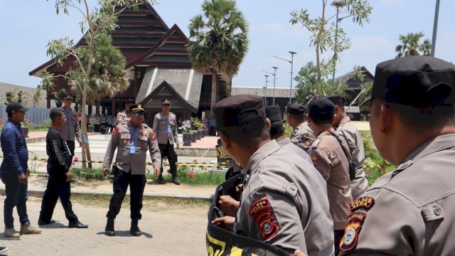 Simulai pengamanan jelang Pemilu 2024 yang dilaksanakan KPU Gowa bekerjsama Polres Gowa di wilayah Musuem Balla Lompoa, di Jalan K. H. Wahid Hasyim, Kota Sungguminasa, Rabu, (11/10/2023). (Dok. Humas Polres Gowa)
