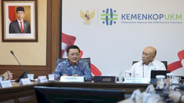 Ketua KPPU RI Prof. M. Afif Hasbullah saat melakukan pertemuan dengan Menteri Koperasi dan UKM (MenKopUKM) Teten Masduki, di Ruang Kerjanya, kemarin. (Dok. Humas KPPU RI)