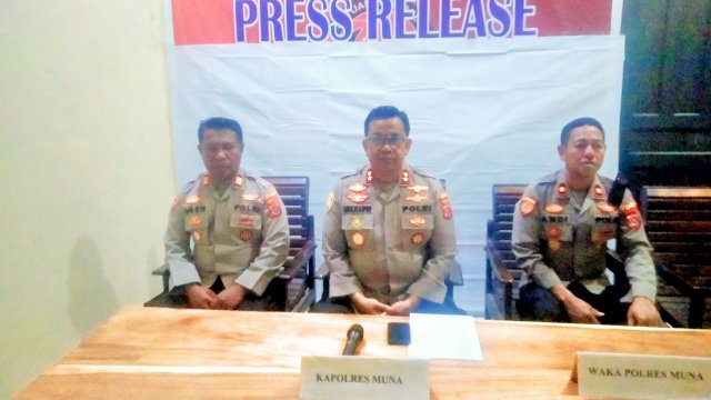 Kapolres Muna AKBP Mulkaifin tengah saat melakukan Press Release, Kamis (28/09/2023). (Foto: Rustam / Republiknews.co.id)